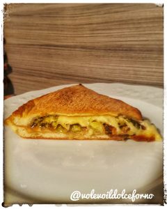 Scacciata catanese con broccoli e tuma