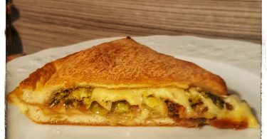 Scacciata catanese con broccoli e tuma