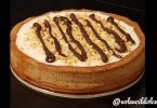 Crostata con frolla alla nocciola, caramello salato e panna cotta