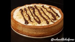Crostata con frolla alla nocciola, caramello salato e panna cotta