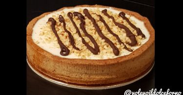 Crostata con frolla alla nocciola, caramello salato e panna cotta